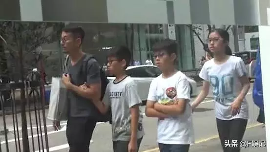「馮春美」陰險毒辣、城府極深、唯利是圖,現實卻是好父親獨自帶3位子女逛街!