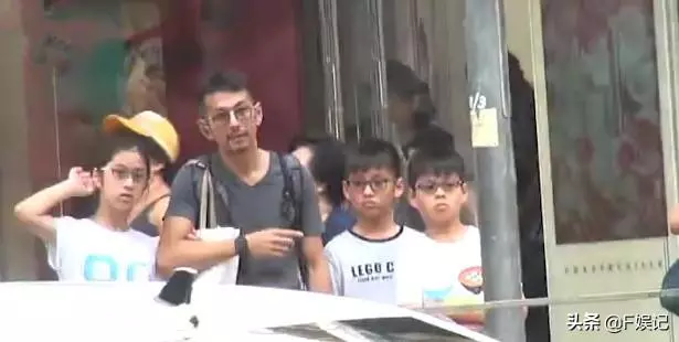 「馮春美」陰險毒辣、城府極深、唯利是圖,現實卻是好父親獨自帶3位子女逛街!