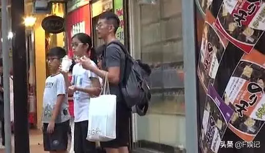 「馮春美」陰險毒辣、城府極深、唯利是圖,現實卻是好父親獨自帶3位子女逛街!
