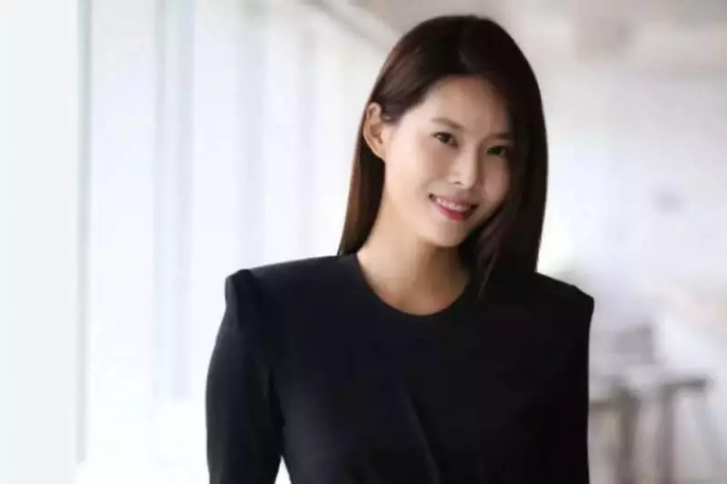 勁爆!新加坡18禁緋聞女主「膝蓋淤青」後再被抓包!他們竟還...