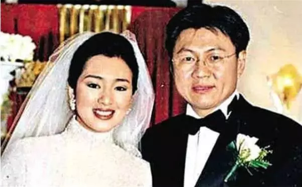 入新加坡籍的鞏俐再嫁71歲世界音樂大師,她換完國籍換老公 !