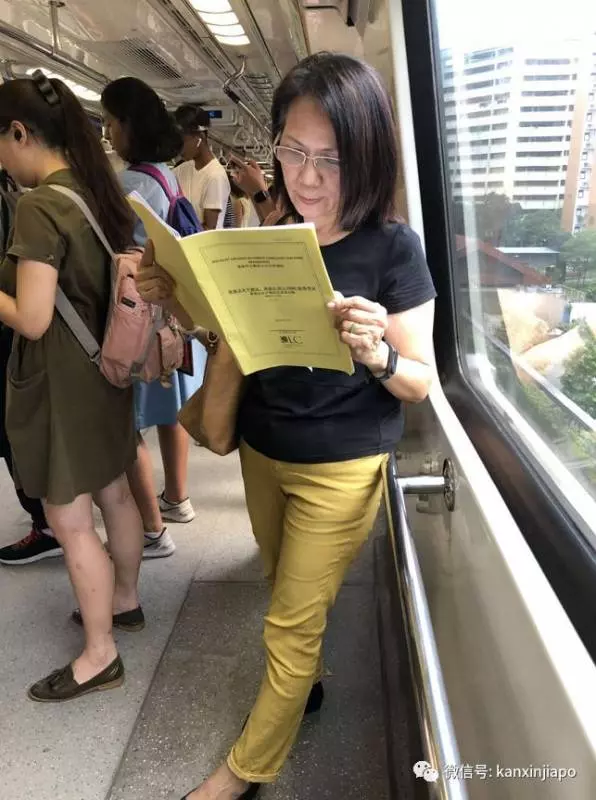 她在新加坡做了20年華文補課老師,如今是62歲的學生