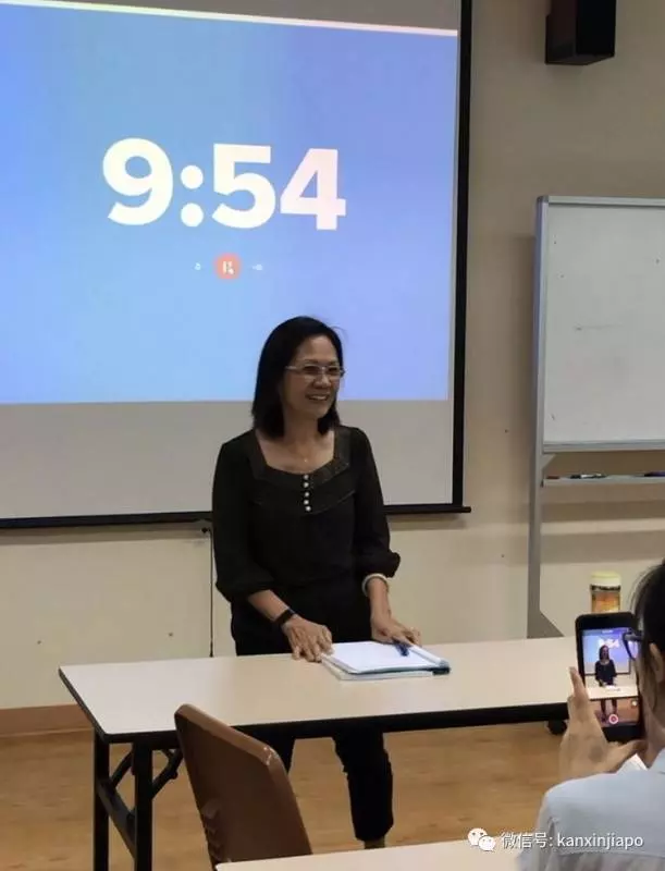 她在新加坡做了20年華文補課老師,如今是62歲的學生