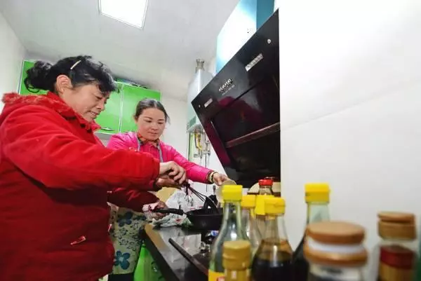 小姑子換衣服,讓公公去外面等,婆婆卻說年輕人心真髒