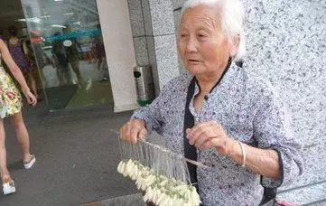 小姑子換衣服,讓公公去外面等,婆婆卻說年輕人心真髒