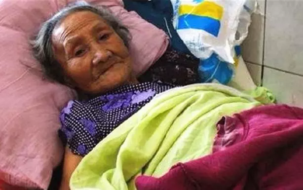 嫂子守寡伺候母親10年,母親臨終前揭開隱情,嫂子哭了