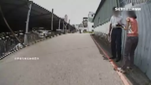 假車禍進化!轎車經過阿伯「巴下去」