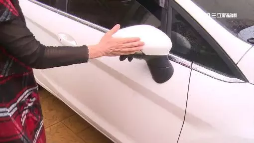 假車禍進化!轎車經過阿伯「巴下去」
