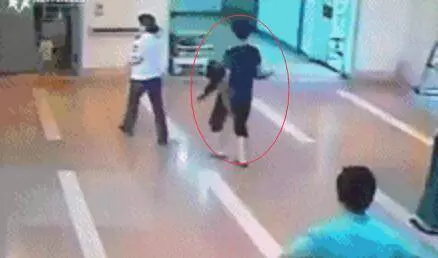 「爸爸我起不來了」,女童被打1小沒救了,惡父獲刑12年,當庭不服(組圖)