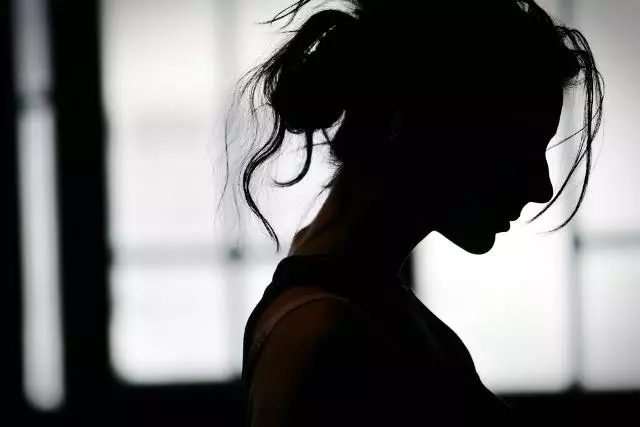 坐完月子「待復職」沒收入,高薪老公卻要她「平分家庭開銷」!她嘆:這婚姻該繼續嗎?
