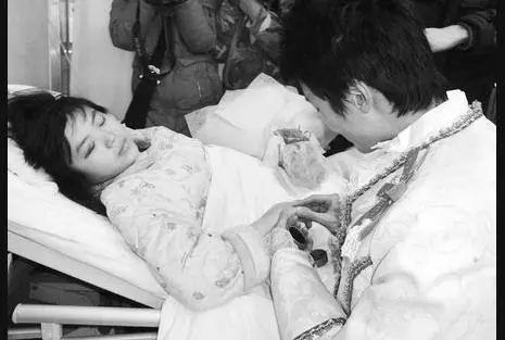 48歲女子凌晨突發心梗,提醒:2件事做太多,讓血管"水泄不通"!
