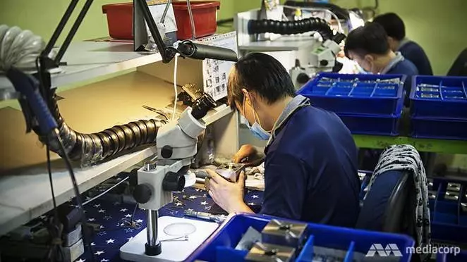 新加坡電子業及製造業傳出裁員和加班減少的情況,從事上述領域的大馬客工收入受到影響