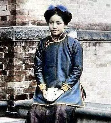 晚清罕見的老照片: 清朝宮女出宮後, 膚白貌美,為什麼連流浪漢都不願娶?