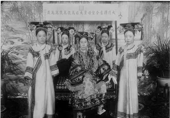 晚清罕見的老照片: 清朝宮女出宮後, 膚白貌美,為什麼連流浪漢都不願娶?