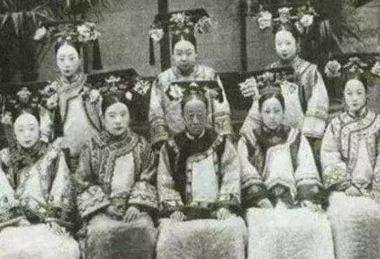 晚清罕見的老照片: 清朝宮女出宮後, 膚白貌美,為什麼連流浪漢都不願娶?