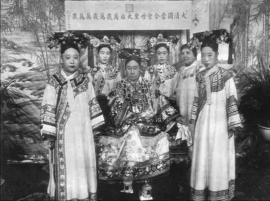 晚清罕見的老照片: 清朝宮女出宮後, 膚白貌美,為什麼連流浪漢都不願娶?