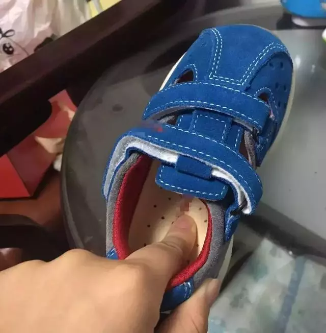 6種暢銷涼鞋會把孩子推向危險的邊緣,再好看媽媽也別給孩子穿