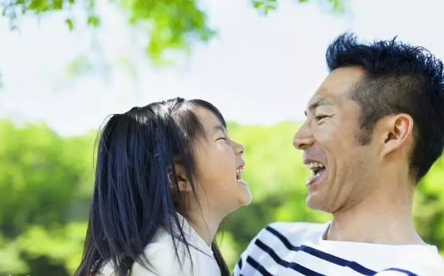 心理學家:從小有爸爸疼的女孩,長大後更有成就