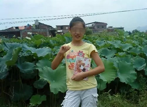 丈夫離開後,母女被趕出門,8年後回老家,兩人的做法讓眾人動容