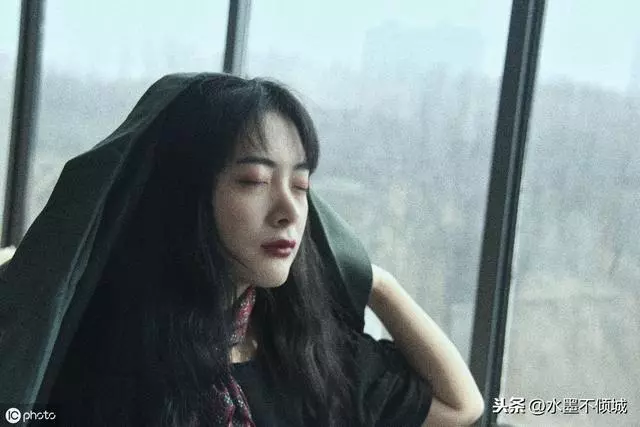 小姑子讓嫂子幫她盛飯,被拒絕後端起一盆熱湯,卻燙壞了自己媽