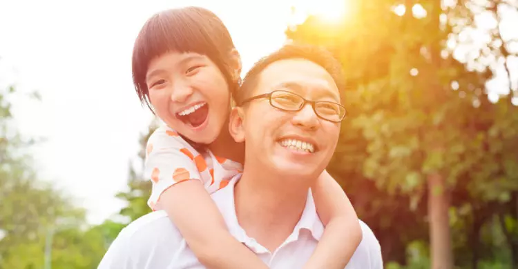 比媽媽更關鍵!研究發現「爸爸」更是影響女兒一生的人 專家:她才知道「好男人」長什麼樣!