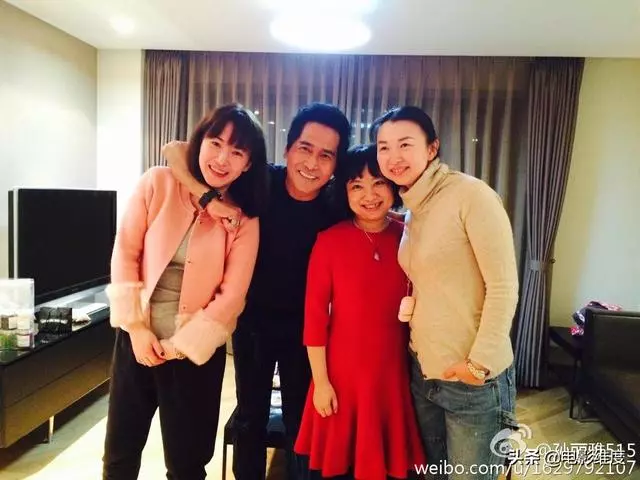 59歲齊秦娶小24歲嬌妻,生有一兒一女,一家4口幸福美滿!