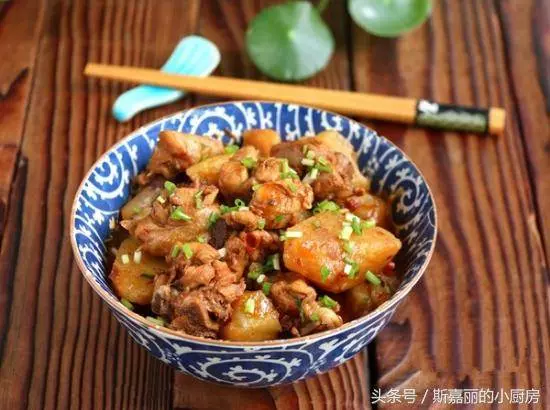 雞腿搭配土豆一起燒,好吃又便宜,我家隔幾天做一次,連汁都不剩 -