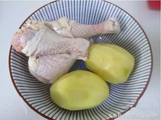 雞腿搭配土豆一起燒,好吃又便宜,我家隔幾天做一次,連汁都不剩 -