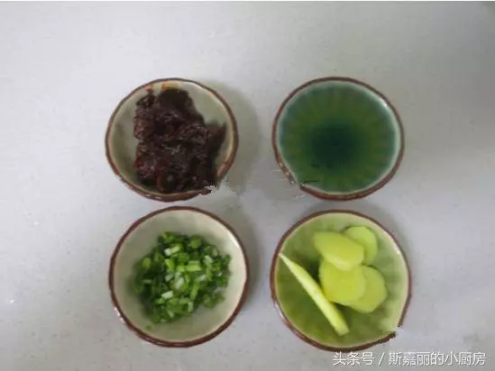 雞腿搭配土豆一起燒,好吃又便宜,我家隔幾天做一次,連汁都不剩 -