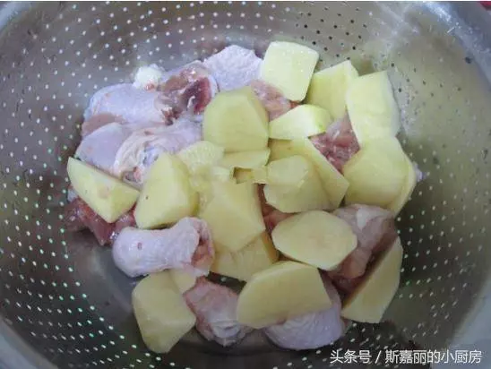 雞腿搭配土豆一起燒,好吃又便宜,我家隔幾天做一次,連汁都不剩 -