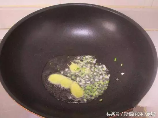 雞腿搭配土豆一起燒,好吃又便宜,我家隔幾天做一次,連汁都不剩 -