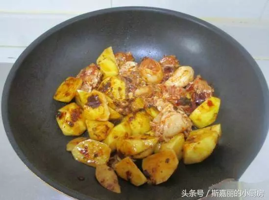 雞腿搭配土豆一起燒,好吃又便宜,我家隔幾天做一次,連汁都不剩 -