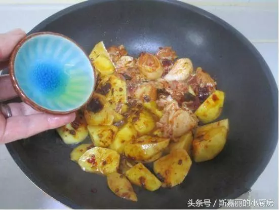 雞腿搭配土豆一起燒,好吃又便宜,我家隔幾天做一次,連汁都不剩 -