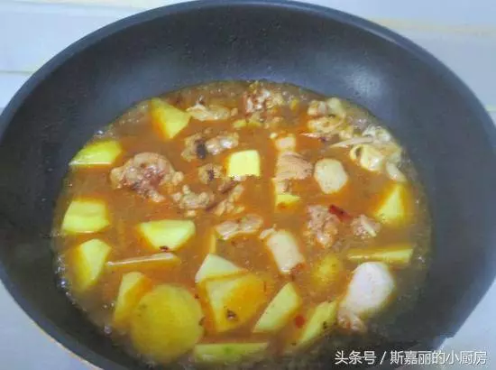 雞腿搭配土豆一起燒,好吃又便宜,我家隔幾天做一次,連汁都不剩 -