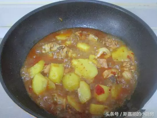 雞腿搭配土豆一起燒,好吃又便宜,我家隔幾天做一次,連汁都不剩 -