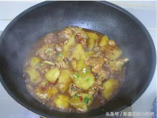 雞腿搭配土豆一起燒,好吃又便宜,我家隔幾天做一次,連汁都不剩 -