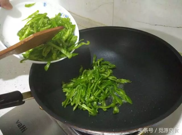 【青椒炒肉絲】才不是青椒加肉絲那麼簡單，加一點[這個]，比飯店的更美味！ - ..