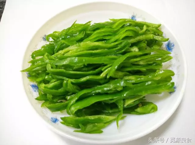 【青椒炒肉絲】才不是青椒加肉絲那麼簡單，加一點[這個]，比飯店的更美味！ - ..