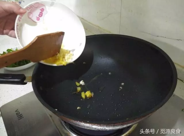 【青椒炒肉絲】才不是青椒加肉絲那麼簡單，加一點[這個]，比飯店的更美味！ - ..