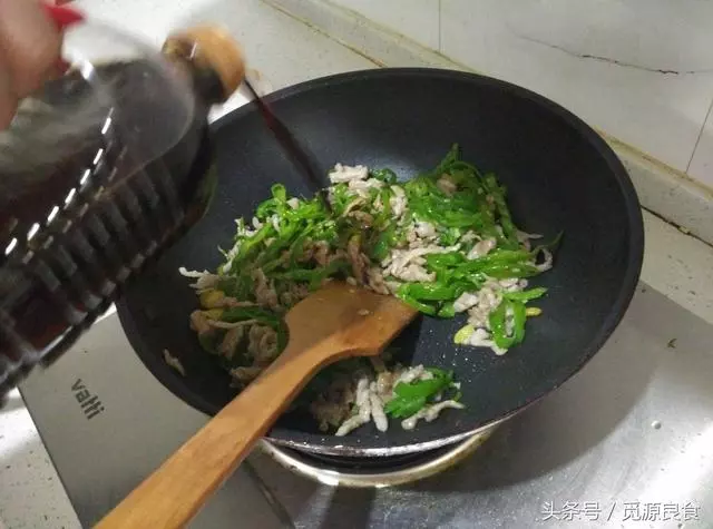 【青椒炒肉絲】才不是青椒加肉絲那麼簡單，加一點[這個]，比飯店的更美味！ - ..