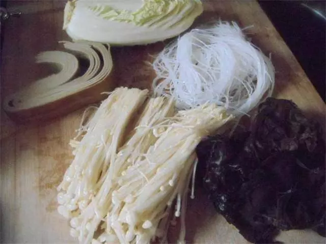 用金針菇包餃子你肯定沒吃過,還是素餡的,方法很簡單,別錯過!