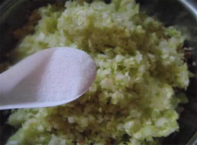 用金針菇包餃子你肯定沒吃過,還是素餡的,方法很簡單,別錯過!