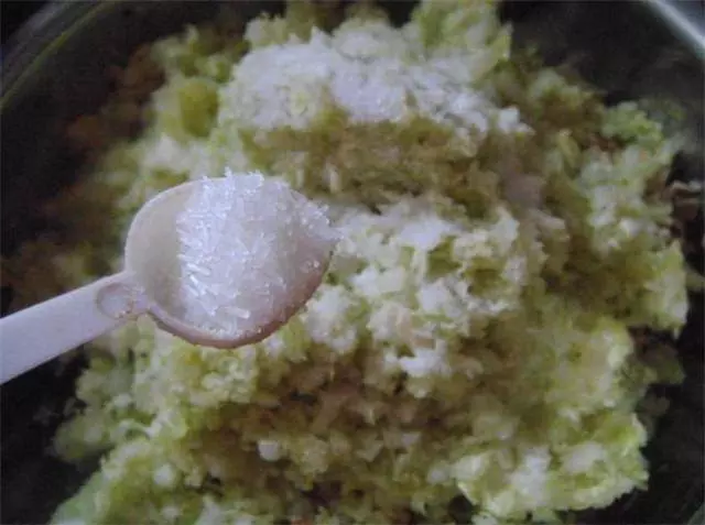用金針菇包餃子你肯定沒吃過,還是素餡的,方法很簡單,別錯過!