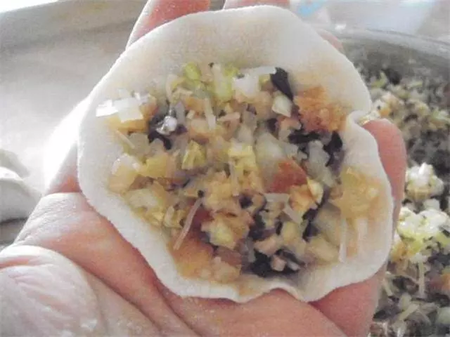 用金針菇包餃子你肯定沒吃過,還是素餡的,方法很簡單,別錯過!
