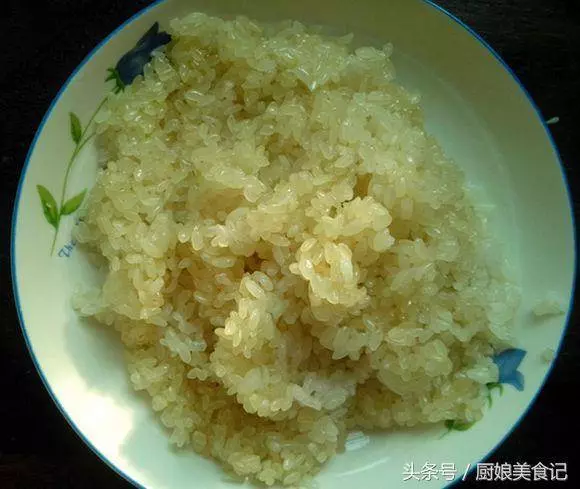 這樣做的黃金糯米肉丸,美味可口吃不膩哦!