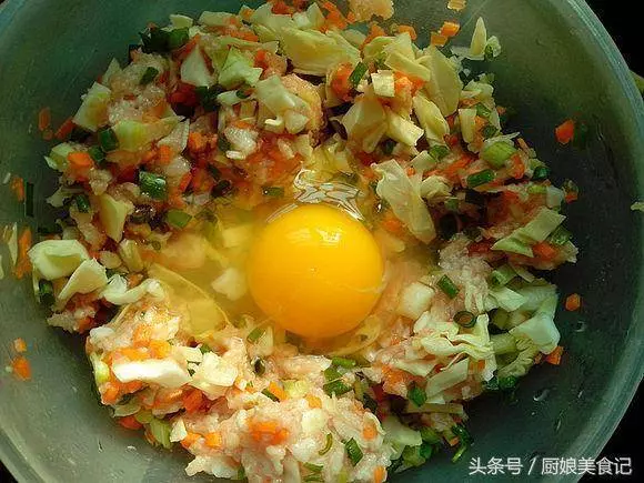 這樣做的黃金糯米肉丸,美味可口吃不膩哦!