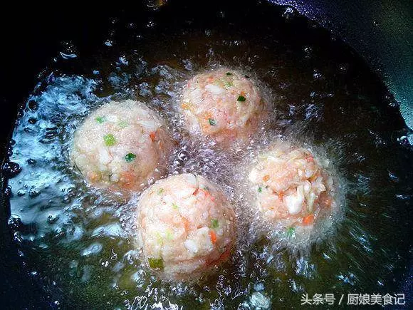 這樣做的黃金糯米肉丸,美味可口吃不膩哦!