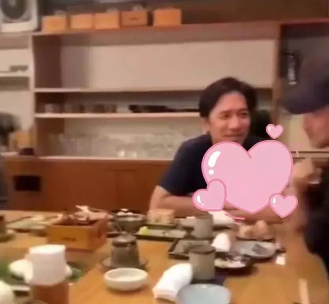 梁朝偉日本偶遇張學友,歌神老婆羅美薇潔癖嚴重,吃飯都不摘口罩