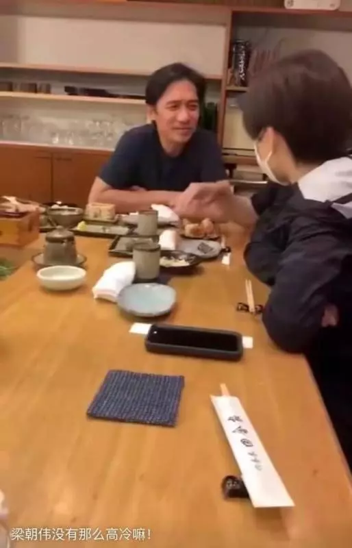 梁朝偉日本偶遇張學友,歌神老婆羅美薇潔癖嚴重,吃飯都不摘口罩
