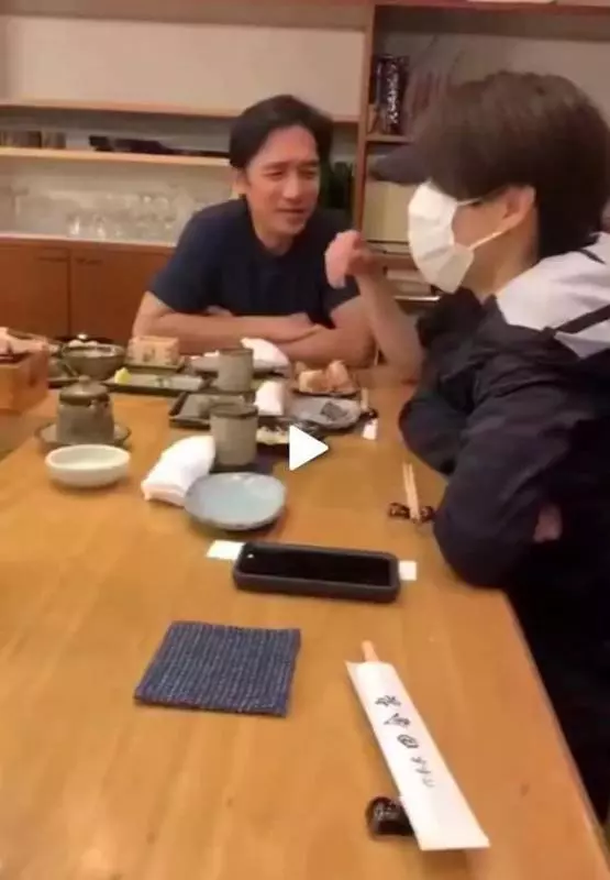 梁朝偉日本偶遇張學友,歌神老婆羅美薇潔癖嚴重,吃飯都不摘口罩